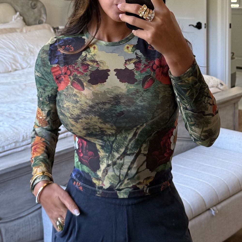 Alice + Olivia Multicolor Floral
Delaina Printed Mesh Long Sleeve Top😍